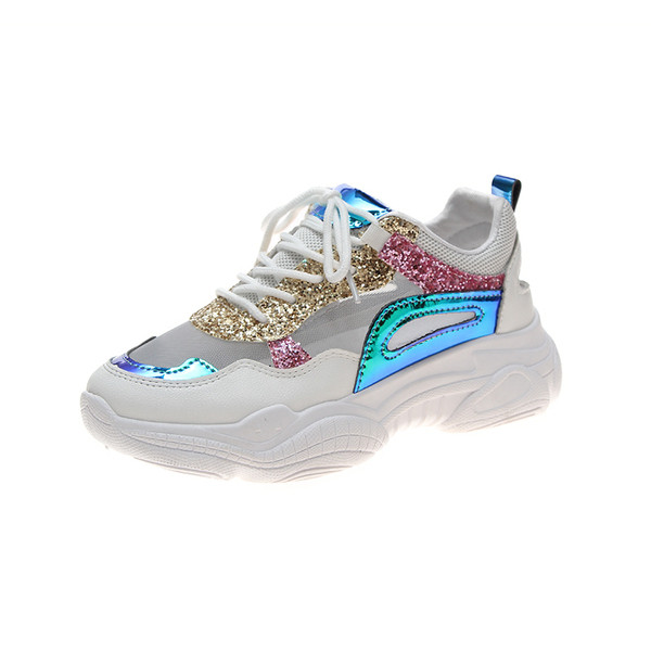 Új tornacipő modell durva talppal és hálós résszel