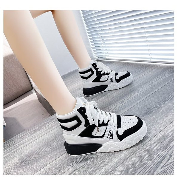 Alkalmi női magas tornacipő fűzővel és magas talppal