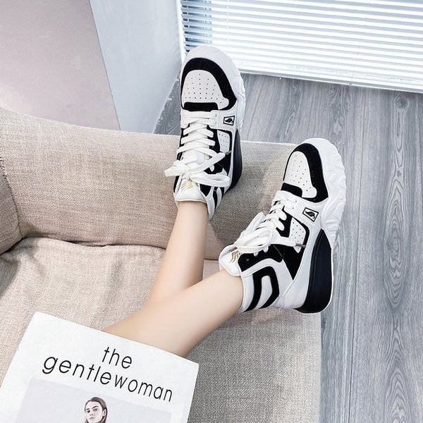 Alkalmi női magas tornacipő fűzővel és magas talppal