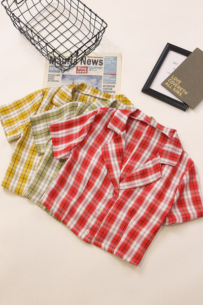 Γυναικείο πουκάμισο καρό με κοντά μανίκια και κουμπιά