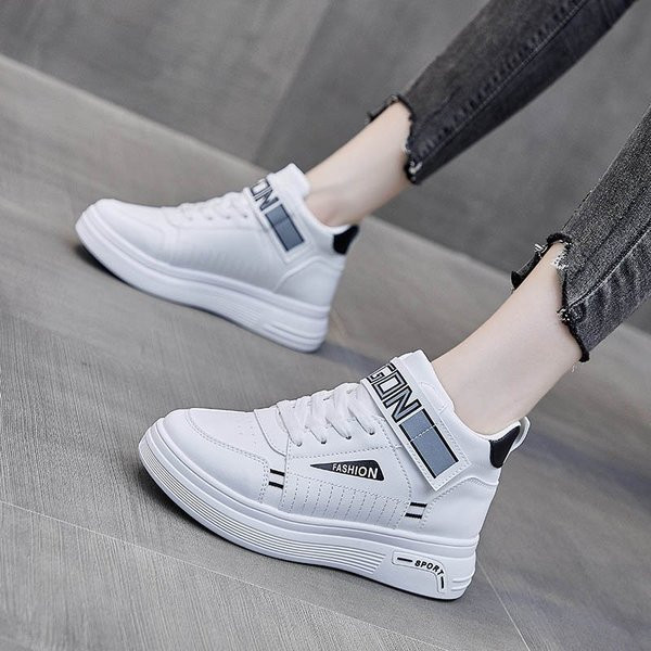 Női alkalmi tornacipő lapos talppal és feliratokkal