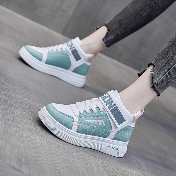 Női alkalmi tornacipő lapos talppal és feliratokkal