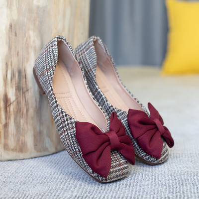 Női alkalmi kockás cipő bordó színű szalaggal