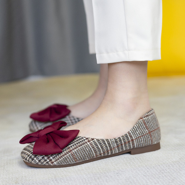 Női alkalmi kockás cipő bordó színű szalaggal