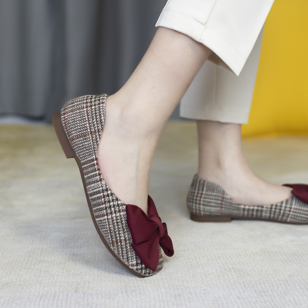 Női alkalmi kockás cipő bordó színű szalaggal