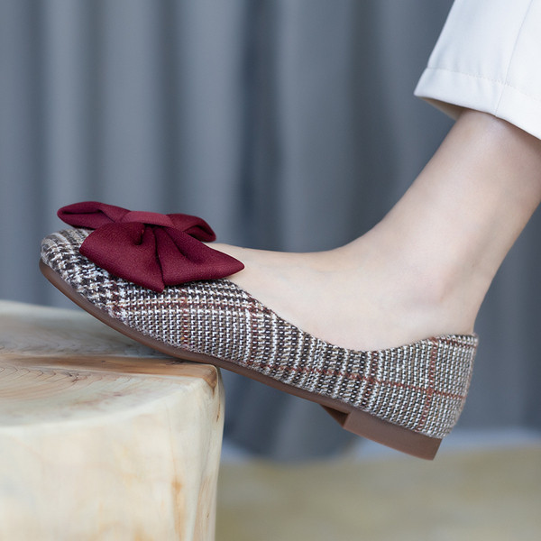 Női alkalmi kockás cipő bordó színű szalaggal