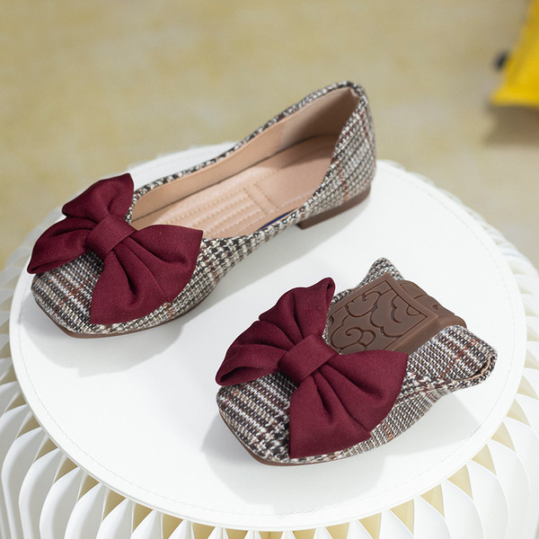 Női alkalmi kockás cipő bordó színű szalaggal