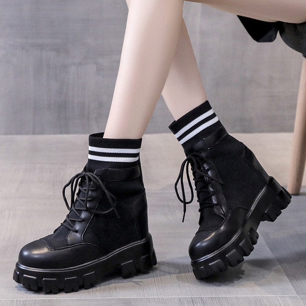 Naiste vabaajajalatsid paelte ja platvormiga kahes värvitoonis