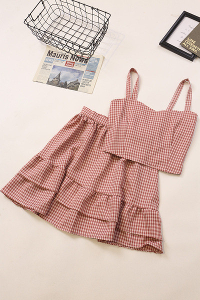 Μοντέρνα γυναικεία σετ από δύο μέρη - φανελάκι και φούστα