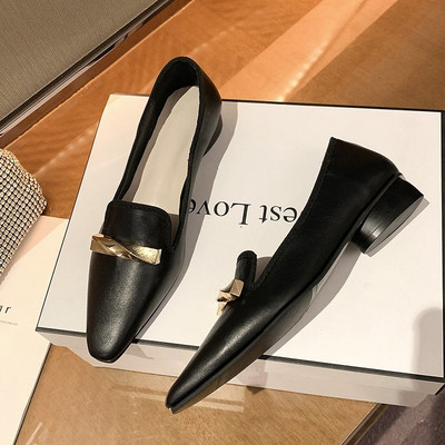 Μυτερό μοντέλο γυναικεκεία απούτσια  με μεταλλικό στοιχείο