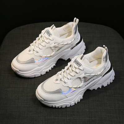 Új tornacipő modell durva talppal, fehér színben