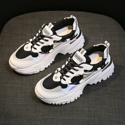 Új tornacipő modell durva talppal, fehér színben