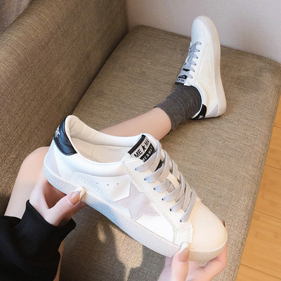 Γυναικεία αθλητικά παπούτσια με επιγραφή και λαμπερό αποτέλεσμα σε διάφορα χρώματα