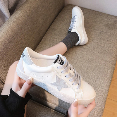 Γυναικεία αθλητικά παπούτσια με επιγραφή και λαμπερό αποτέλεσμα σε διάφορα χρώματα