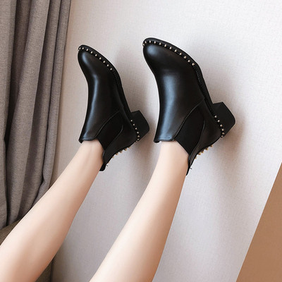 Naiste vabaajajalatsid neetide ja lameda tallaga