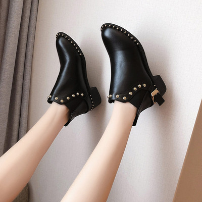 Naiste vabaajajalatsid neetide ja lameda tallaga