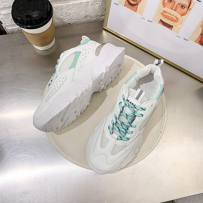 Αναπνεύσιμα αθλητικά παπούτσια σε λευκό χρώμα από οικολογικό δέρμα