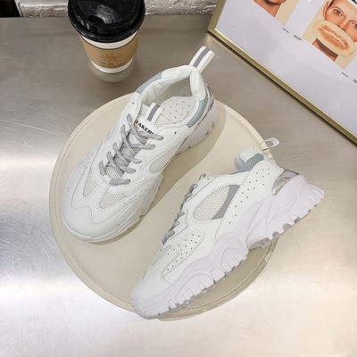 Αναπνεύσιμα αθλητικά παπούτσια σε λευκό χρώμα από οικολογικό δέρμα