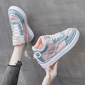 Színes női tornacipő lapos talppal és feliratokkal