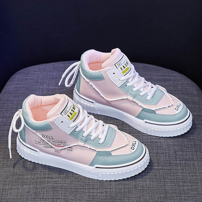 Színes női tornacipő lapos talppal és feliratokkal