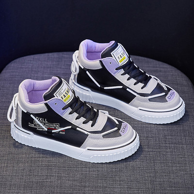 Színes női tornacipő lapos talppal és feliratokkal