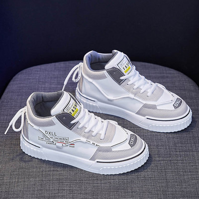 Színes női tornacipő lapos talppal és feliratokkal