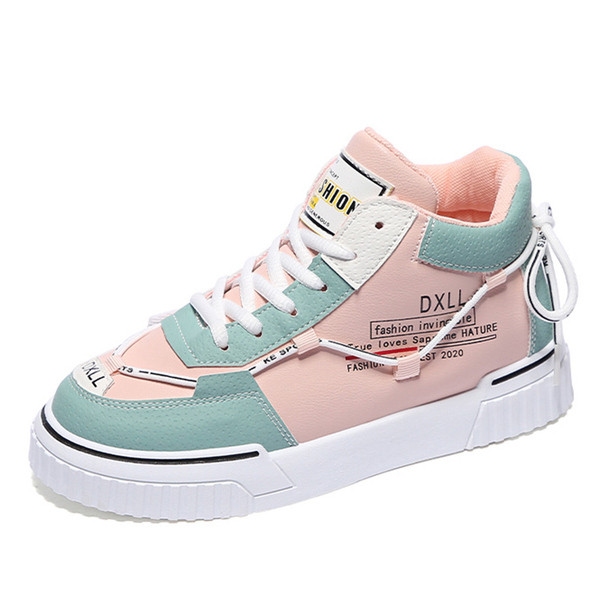 Színes női tornacipő lapos talppal és feliratokkal