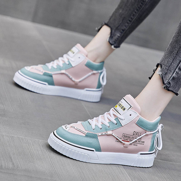 Színes női tornacipő lapos talppal és feliratokkal