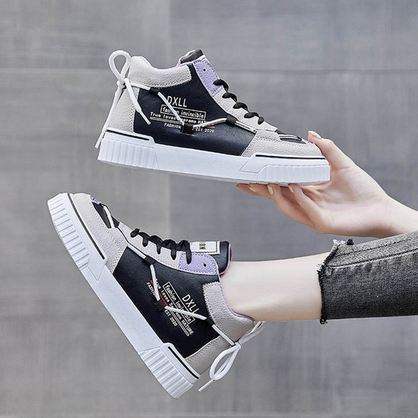 Színes női tornacipő lapos talppal és feliratokkal