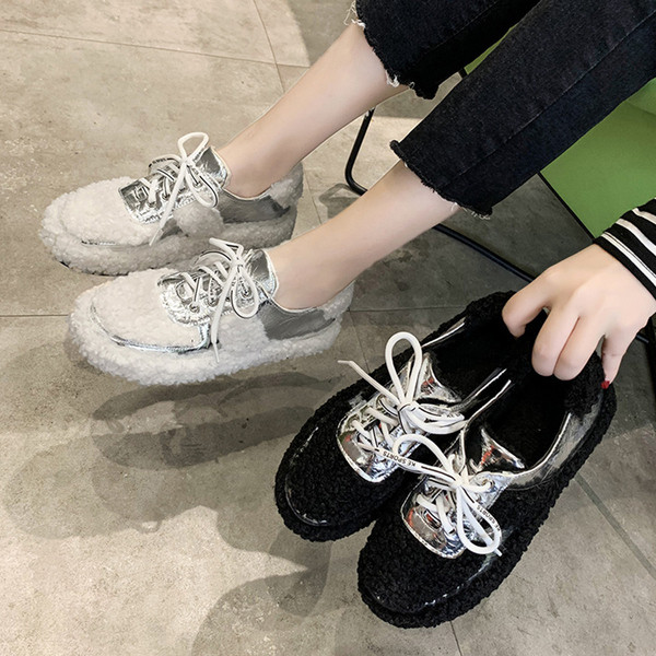 Modern női tornacipő pehely és fűzővel