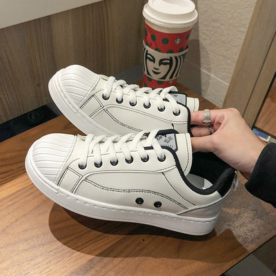 Kunstnahast valged naiste tossud lameda tallaga