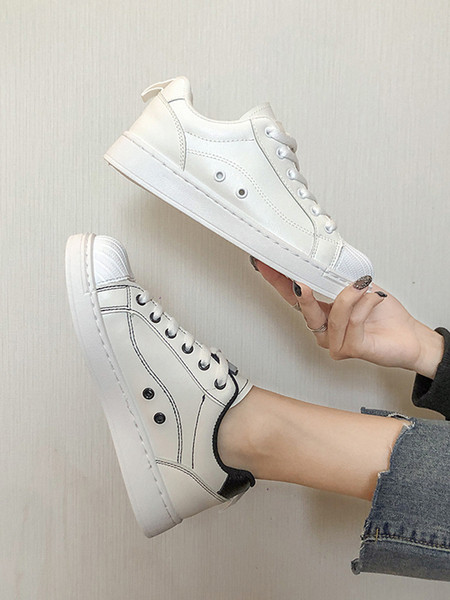 Kunstnahast valged naiste tossud lameda tallaga