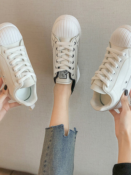 Kunstnahast valged naiste tossud lameda tallaga