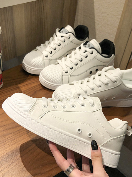 Kunstnahast valged naiste tossud lameda tallaga