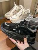 Női sportcipők új modellje magas talppal