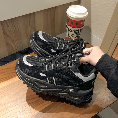 Női sportcipők új modellje magas talppal