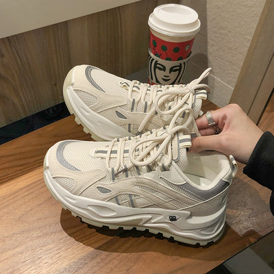 Női sportcipők új modellje magas talppal