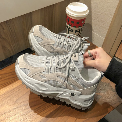 Női sportcipők új modellje magas talppal