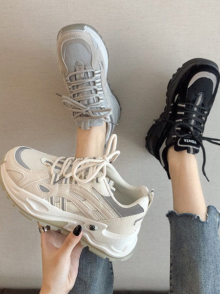 Női sportcipők új modellje magas talppal