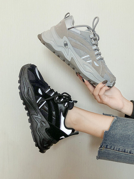 Női sportcipők új modellje magas talppal