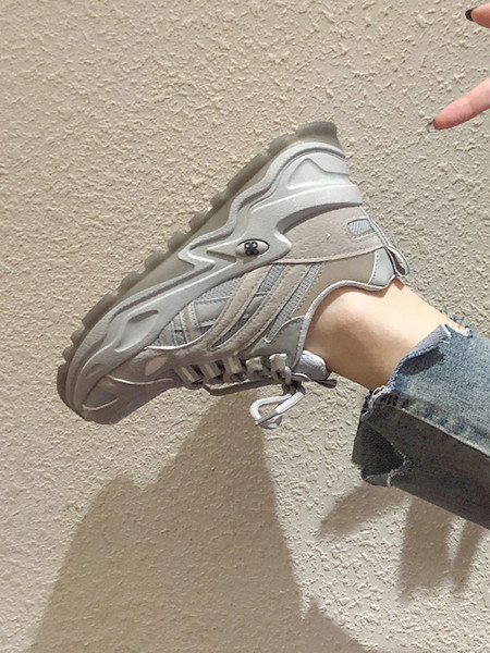 Női sportcipők új modellje magas talppal