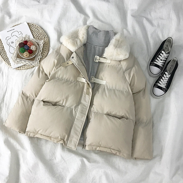 Alkalmi női téli kabát pehelytal és zsebekkel