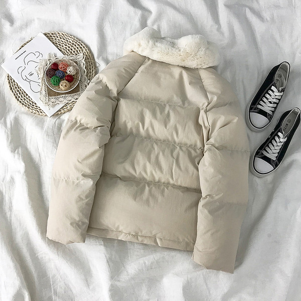 Alkalmi női téli kabát pehelytal és zsebekkel