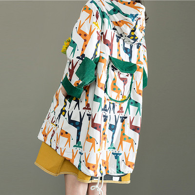 Värviline naiste jakk kapuutsi ja nööpidega