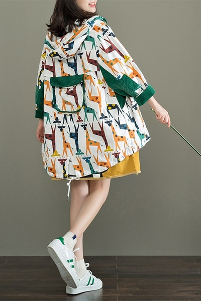 Värviline naiste jakk kapuutsi ja nööpidega