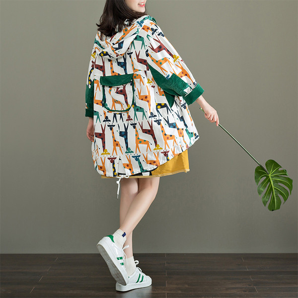 Värviline naiste jakk kapuutsi ja nööpidega