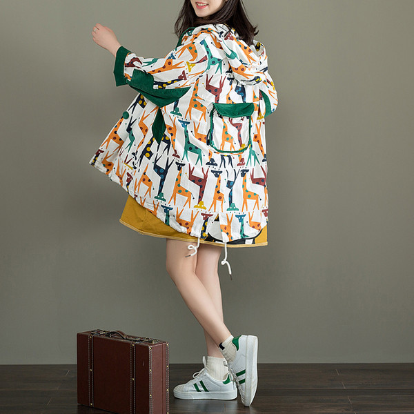 Värviline naiste jakk kapuutsi ja nööpidega