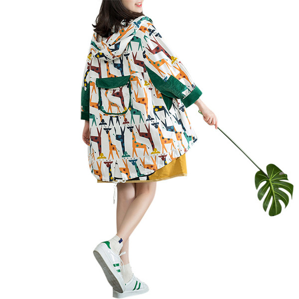 Värviline naiste jakk kapuutsi ja nööpidega