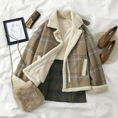 Ежедневно дамско късо карирано палто с джобове