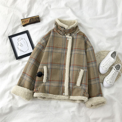 Ежедневно дамско късо карирано палто с джобове